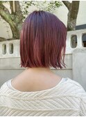 レッドブラウンの切りっぱなしボブ