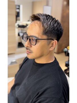 ウノプリールヴァモス(unopulir Vamos) 海外ショート刈り上げサイドパート梅田メンズ