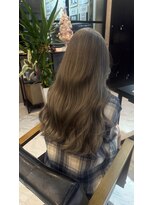 リリス(Lilith)&nbsp;透明感グレージュ×ゆるウェーブロング