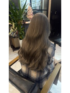 リリス(Lilith) 透明感グレージュ×ゆるウェーブロング