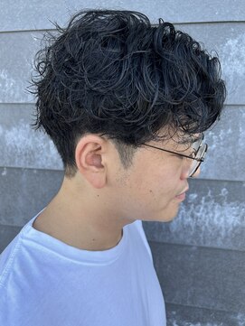 ヒュイル バイ ニアウ(Hwyl by Niau) メンズセンターパート波巻スパイラルパーマニュアンスパーマ眉毛