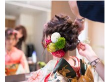 アミオーガニックカラーの雰囲気（着付け1000名以上、ヘアセット500名以上の経験豊富なプロが担当!）