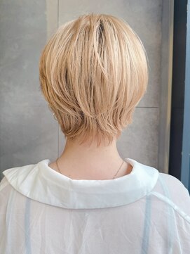 トルネード(TORNADO) 丸みハイトーンショートミルクティーベージュ丸顔K20250804