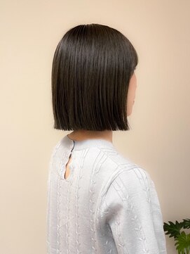 ヒビヲ(HIBIO) タッセルボブダブルカラー切りっぱなしボブ外ハネボブ顔周り30代