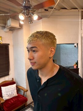ビーバイエイトジェンツ(Bee by EIGHT GENTS) MEN’S HAIR/サーフカール/刈り上げセンターパート/心斎橋
