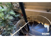 メンズ ドミ(DOMI)の雰囲気(たくさんの植物に包まれた、入り口へ続く螺旋階段。)