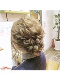 ルーズな ねじり編み込みアップスタイル
