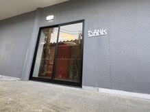 ダンク(DANK)の雰囲気（入口は建物横手です！）