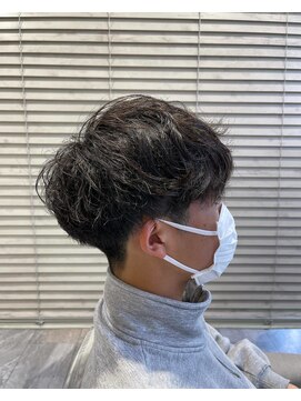 借り上げツーブロックくせ毛風マッシュ黒髪メンズ