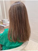 美髪フェミニンロング似合わせグレージュ短め前髪メッシュ50代