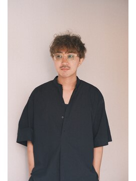 シンク(sync) クセ毛を活かしたマッシュショート。メンズパーマ風。