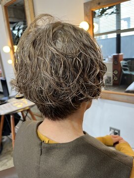 ビハインドザカーテン(BEHIND THE CURTAIN) くせ毛風パーマ×白髪ぼかしパーマ×ショートレイヤーボブ