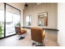 MDGRの雰囲気（グレーを貴重とするシンプルな店内）