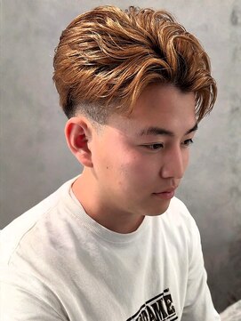 ソウル 福山駅前店(SOUL.) センターパート アップバング フェードカット ブリーチカラー