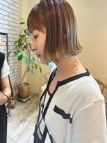 シフト(SHEEFT)&nbsp;大人可愛い 外ハネショート×ベージュ　外国人風スタイル