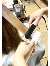 【選べる縮毛矯正】：「アイロン技法」と「ブロー技法（ノンアイロン）」から経験豊富なスタッフが施術。