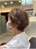 クセを活かしたショートカット×明るい白髪染め