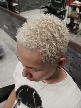 フォーコーナーズカットショップスリーセント 栄(FourCornersCutShop 3/cent) イージードリル/スパイキーベリーショート/ホワイトブロンド