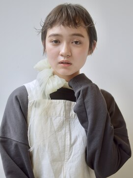 サークル(CIRCLE) マッシュショートカーキグレージュ大人かわいいフェザーバング