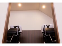 エンブリーチ バイ タグ 樟葉(enn. bleach by t.a.g)の雰囲気（高級感のあるシンプルなシャンプーブースで、癒されて下さい。）