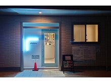 フォトンプラス(photon+)の雰囲気（暗い時の店看板は幻想的に輝きますphoton+へようこそ☆）