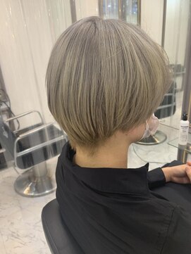 エスカーラ 表参道(THE ESCALA) ブリーチ1回のグレーベージュカラー【タビラマユミ】