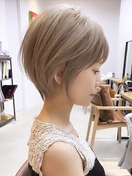 ミィ 浦和(mee) 【mee.】絶壁解消ショート  束感　くびれ　シアグレージュ