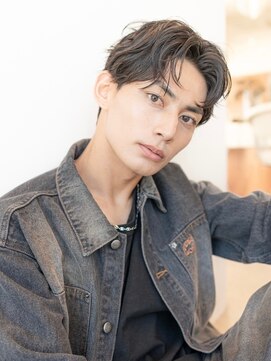 イオ 本厚木(io) アッシュブラックセンターパート束感コンマヘアハイライト