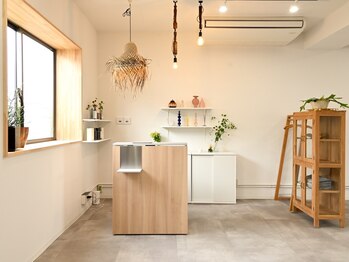 ウフ(ufu)の写真/女性専用サロンが4月にOPEN☆白を基調とした清潔感溢れる店内で、落ち着く空間を演出します。