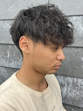 ヒュイル バイ ニアウ(Hwyl by Niau) メンズマッシュパーマ波巻スパイラルパーマニュアンスパーマ眉毛