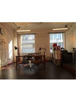 洗練された高い技術が魅力のNYチェルシー区のアトリエのような広い空間を贅沢に使ったプライベートサロン。