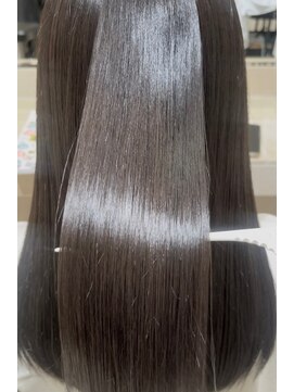 エムズキュラティフ(e'mZ Curatif) グレージュ艶ロング