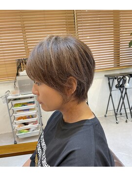 チリンバイロストシティー(Chillin by LOSTCITY) 白髪ぼかしハイライトショートボブ