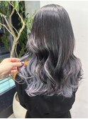 インナーカラーも映えるレイヤーカット巻き髪ヘア前髪カット