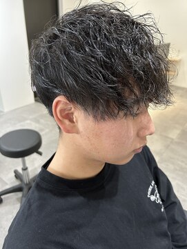 ヒュイル バイ ニアウ(Hwyl by Niau) メンズマッシュパーマ波巻スパイラルパーマニュアンスパーマ眉毛