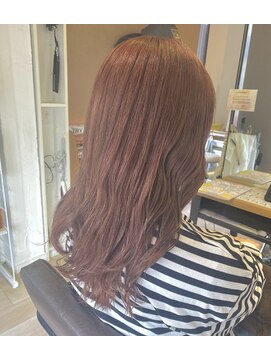 肌が明るく見える暖色ピンク×ミディアムヘア