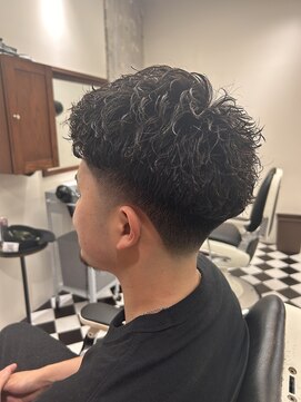 フランクス バーバー ウエストトウキョウ 吉祥寺店(FRANK’S BARBER WEST TOKYO) 波巻きツイストスパイラルリバースセンターパートニュアンスパY