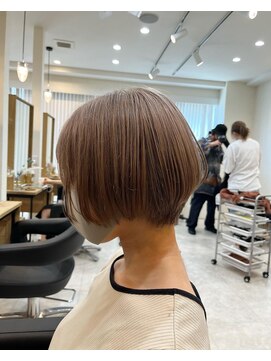 エリス ウメダ(Eliss umeda) ショート×ミルクティーベージュ