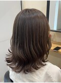 オリーブベージュ×外ハネミディアム