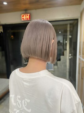 エイン(EYN) ホワイトグレージュ×ミニボブ/ハイトーン/切りっぱなしボブ