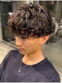 波巻きスパイラルパーマメンズマッシュセンターパートウルフ30代