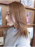 柔らかなアッシュベージュと顔周りの毛流れ 大人ローレイヤー