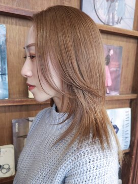 柔らかなアッシュベージュと顔周りの毛流れ 大人ローレイヤー