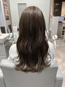 アリュア(Allure) ブラウンベースからワンカラーでオリーブベージュ