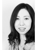 ヘアーサロン レンリ&nbsp;毛先の方でアクティブにゆれるロングスタイル