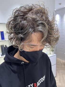 ステア ケース(stair case) くせを活かして遊びを効かせる外国人風グレージュハイライト