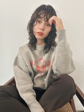 ホロ(hollo) ウルフレイヤーミディアムパーマ スパイラルパーマ