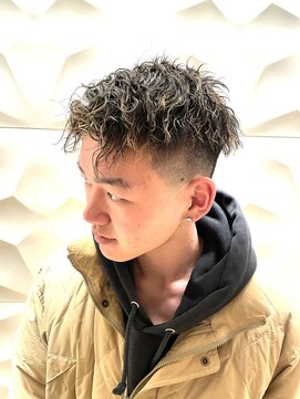 銀座マツナガ 浅草店 ツイストスパイラル×フェードスタイル/金メッシュ