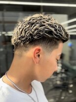 吉&nbsp;クルクル刈り上げ金髪