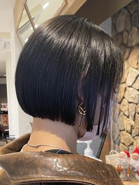 ルイ(ROUIS produced by LUCK 津田沼) ROUIS 津田沼 ブルーブラック/あごラインボブ/ミニボブ/津田沼